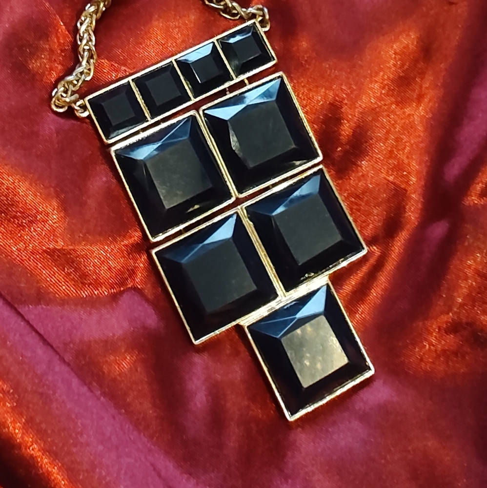 ✨Vintage Geometric Shaped Articulating Black and Gold 📿Necklace - Picture 2 of 3